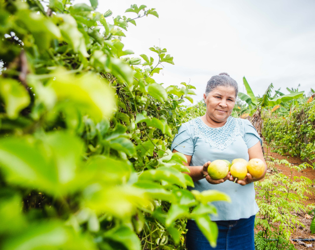 A woman holding fruits